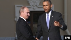 El presidente estadounidense, Barack Obama (d), es recibido por el presidente ruso, Vladimir Putin, a su llegada a la cumbre del G20, en San Petersburgo, Rusia.
