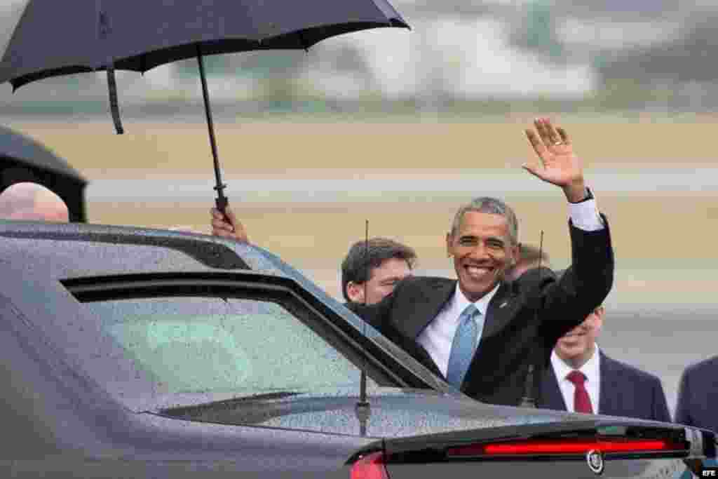 El presidente Obama saluda a los cubanos y se dispone a subir a “La Bestia”, como se conoce en Cuba su limousine.