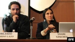 La bloguera Yoani Sánchez junto al disidente cubano Orlando Luis Pardo Lazo en la universidad de Nueva York. 