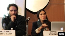 La bloguera y periodista cubana Yoani Sánchez habla junto al disidente cubano Orlando Pardo Lazo durante una conferencia de prensa en la universidad de Nueva York (NYU) en Nueva York (EE.UU.). 