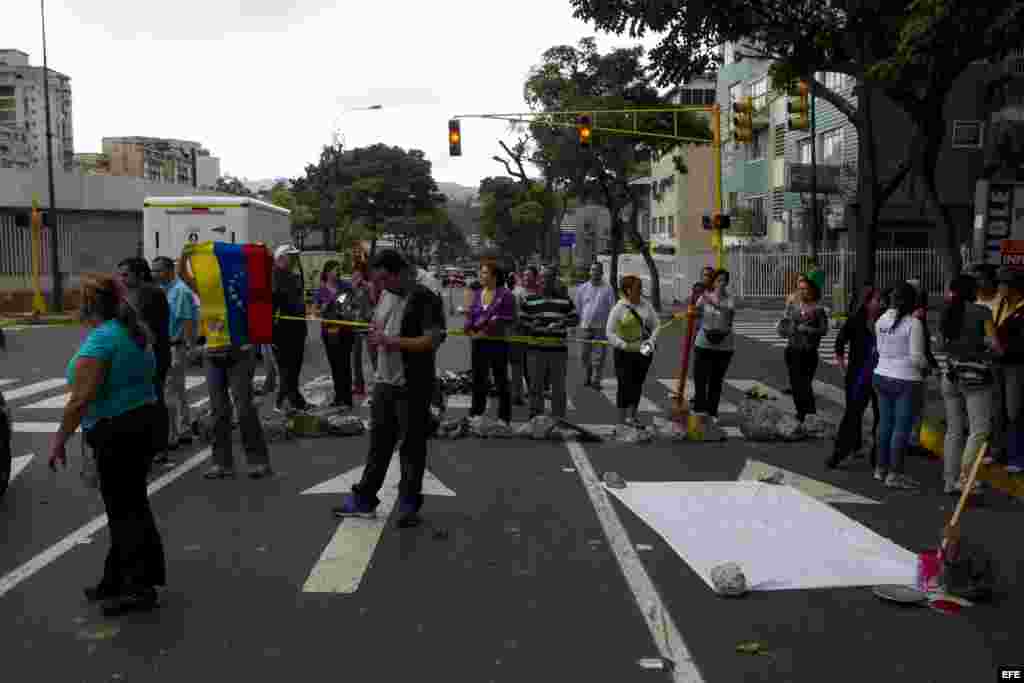 Un grupo de personas protesta contra el gobierno del presidente Nicolás Maduro bloqueando una calle hoy, jueves 20 de febrero de 2014, en el sector Bellos Campo de Chacao en Caracas (Venezuela).