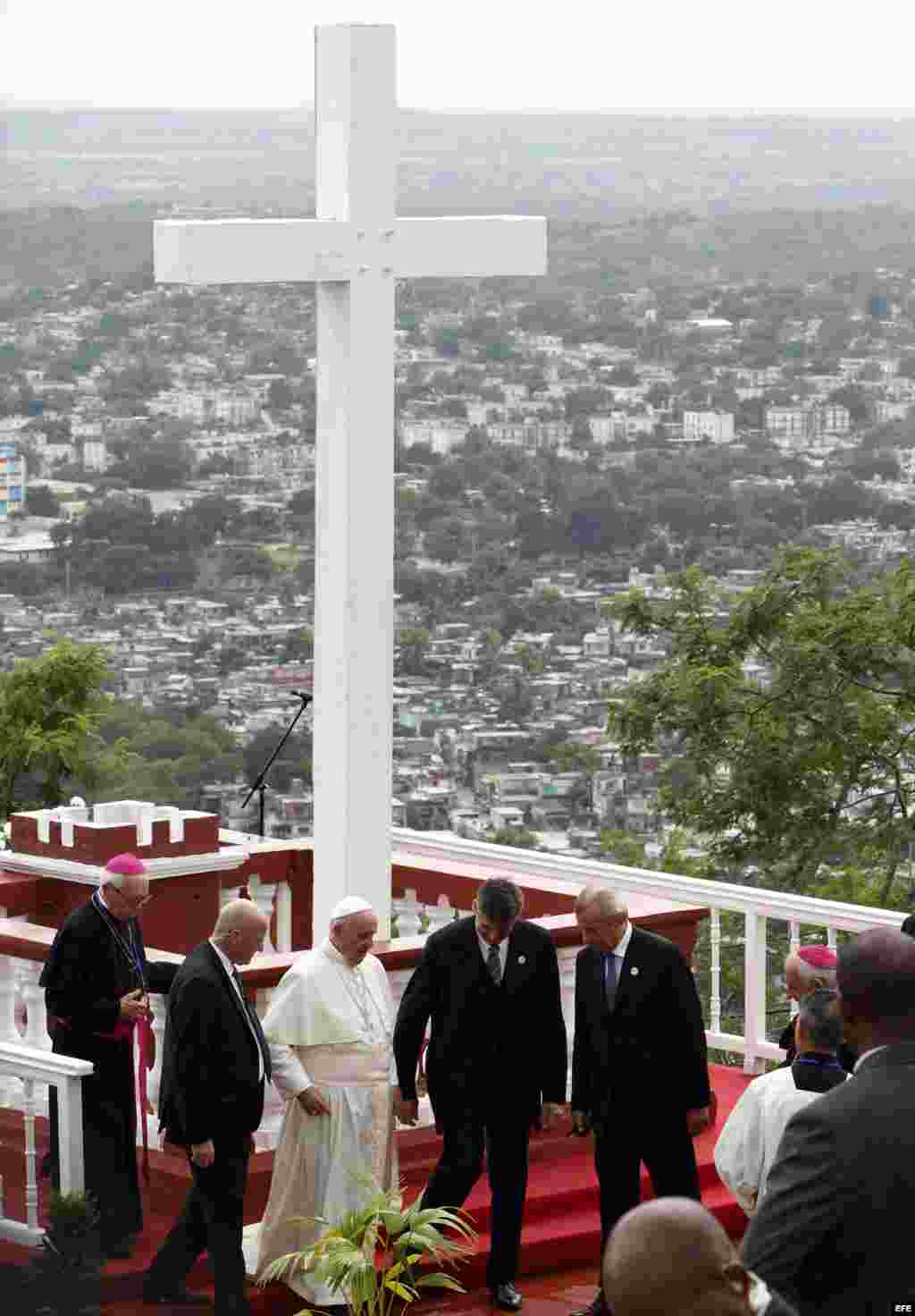 El Papa abandona la Loma de la Cruz tras bendecir a Holguín.