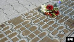 Imagen que muestra un ramo de flores tendido sobre el pavimento de las calles de Leipzig (Alemania), hoy, lunes 17 de junio de 2013, en homenaje a las víctimas del régimen comunista el 17 de junio de 1953. 