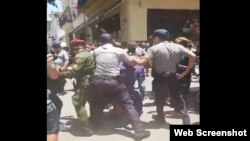 Policías en Cuba detienen a manifestantes.