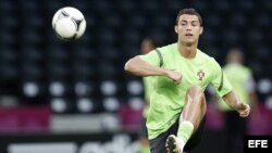 El delantero portugués Cristiano Ronaldo entrena en Donbass Arena en Donetsk, Ucrania. Portugal se enfrentará a España el próximo miércoles en las semifinales de la Eurocopa de 2012. EFE/Tolga Bozoglu