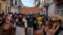 Los cubanos salieron a las calles y gritaron "Abajo la Dictadura" y "Patria y Vida" el 11 de julio de 2021. REUTERS / Alexandre Meneghini