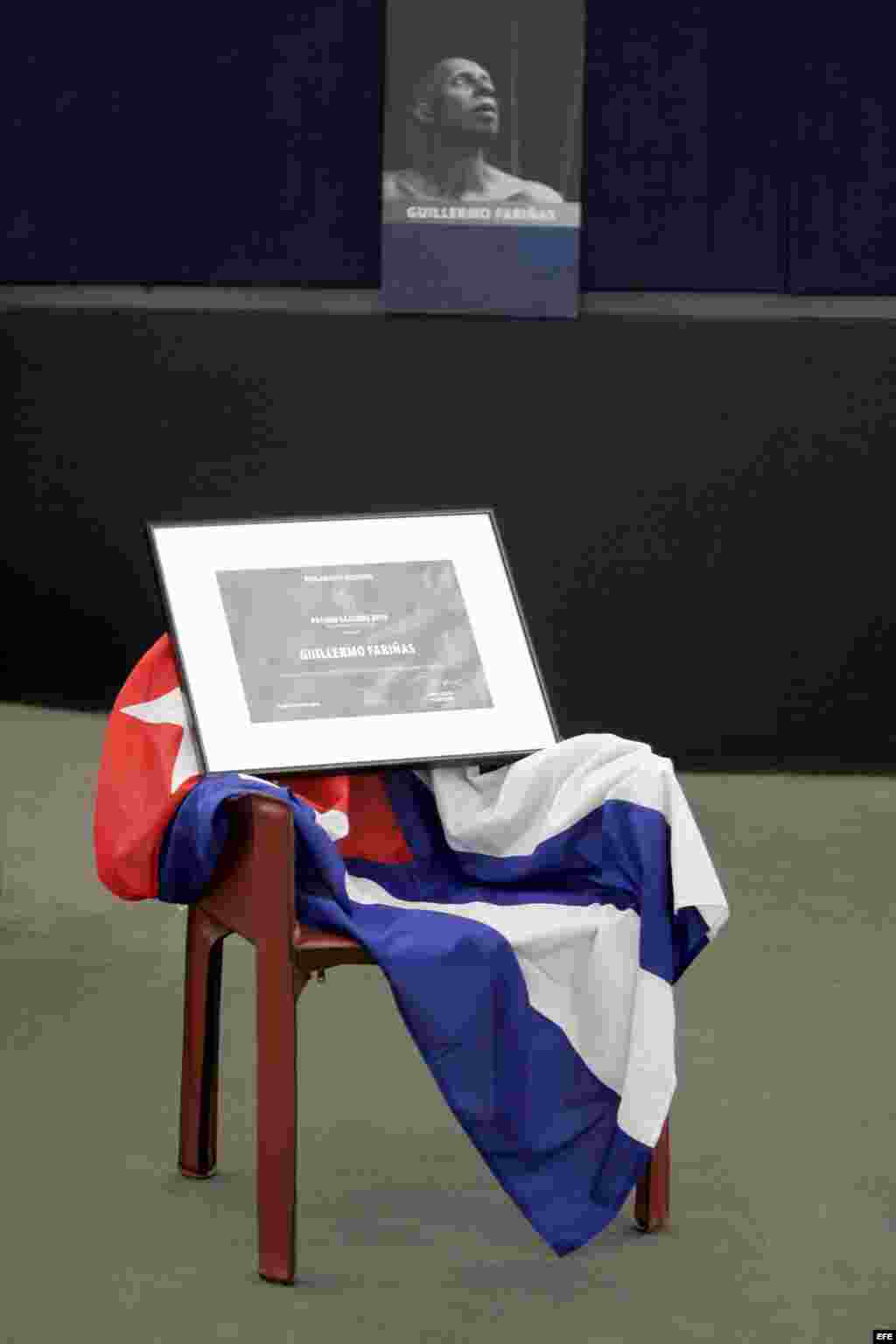 La silla reservada al disidente cubano Guillermo Fariñas permanece vacía durante la ceremonia de entrega del premio Sájarov 2010 del Parlamento Europeo a la libertad de conciencia.