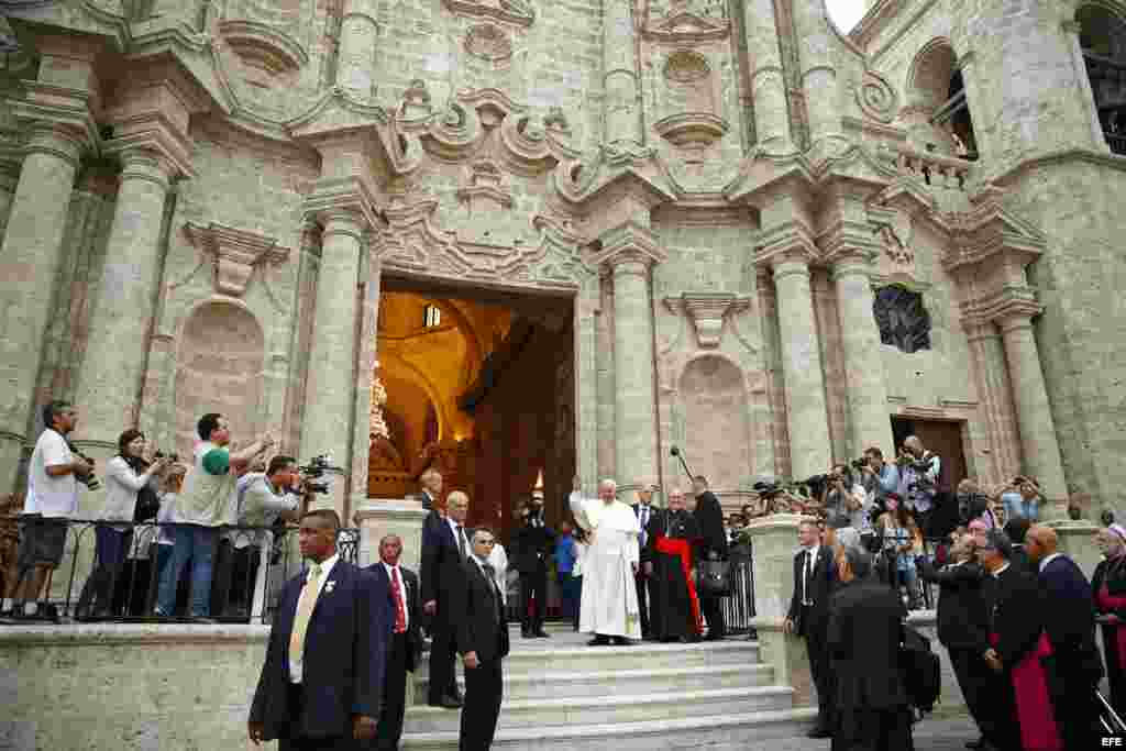 El papa Francisco decidió romper con el protocolo y, por primera vez durante su visita a Cuba, improvisó un sermón ante sacerdotes, religiosas y seminaristas en la Catedral de La Habana.