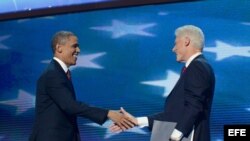 El expresidente estadounidense Bill Clinton estrecha la mano al mandatario del país, Barack Obama en Charlotte, Carolina del Norte.