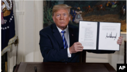 El presidente Trump muestra el memorando que cancela el acuerdo con Irán