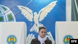 Una moldava participa en las elecciones parlamentarias que definen el futuro del país.