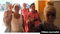 Reporta Cuba Ciudadanas por la Democracia a salir de misa diciembre 21 Foto de @LuisLazaroGuanch