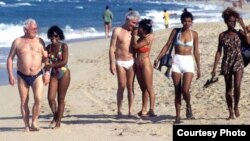 Adolescentes con extranjeros de edad muy avanzada en una playa cubana.