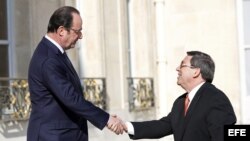 El presidente francés, François Hollande, recibe al canciller cubano, Bruno Rodríguez, en abril de 2015.