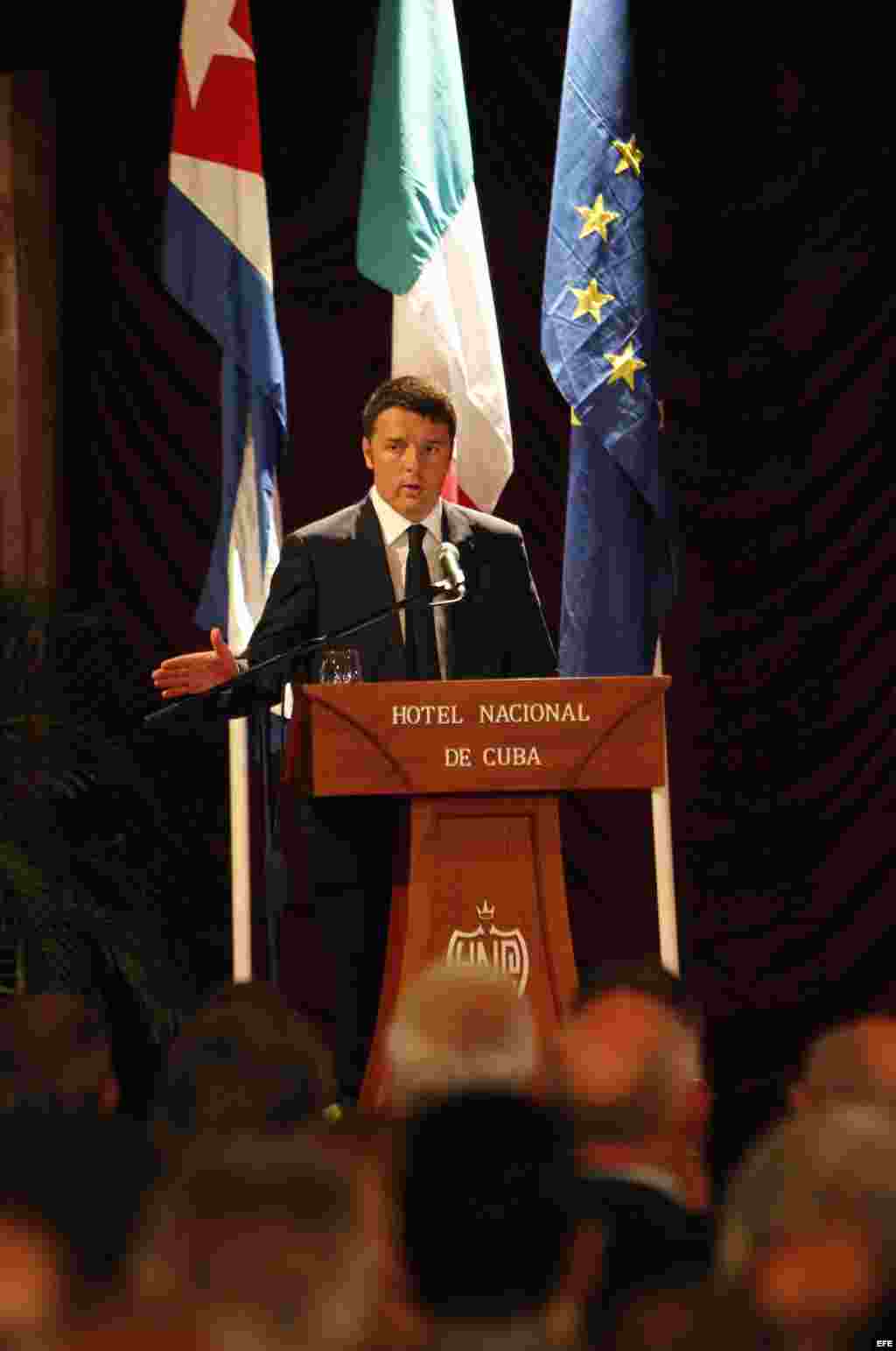El primer ministro italiano, Matteo Renzi, pronuncia un discurso en la inauguración del foro empresarial Italia-Cuba. EFE