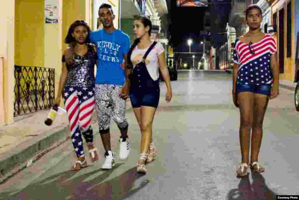 A todo color, adolescentes y jóvenes cubanas exhiben su cuerpos tapizados por &quot;la bandera del enemigo&quot;. Sus padres les habrán hecho las historias de prohibiciones en décadas anteriores.