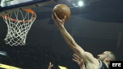 El jugador Manu Ginóbili (d) de San Antonio Spurs intenta anotar una canasta. 