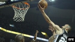 El jugador de los Memphis Grizzlies Quincy Pondexter (i) intenta bloquear la canasta de Manu Ginobili (d) de San Antonio Spurs. 