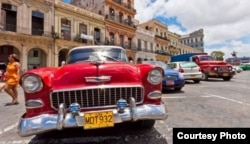 "Almendrones": El museo rodante de autos americanos de los '50 en Cuba es uno de sus atractivos turísticos.