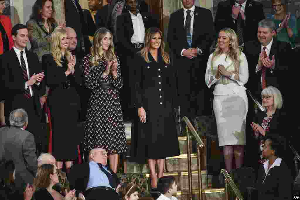 La primera dama Melania Trump es recibida por la audiencia, rodeada por miembros de la familia, Jared Kushner e Ivanka Trump, Lara Trump y Tiffany Trump, cuando llega al discurso del Estado de la Unión.