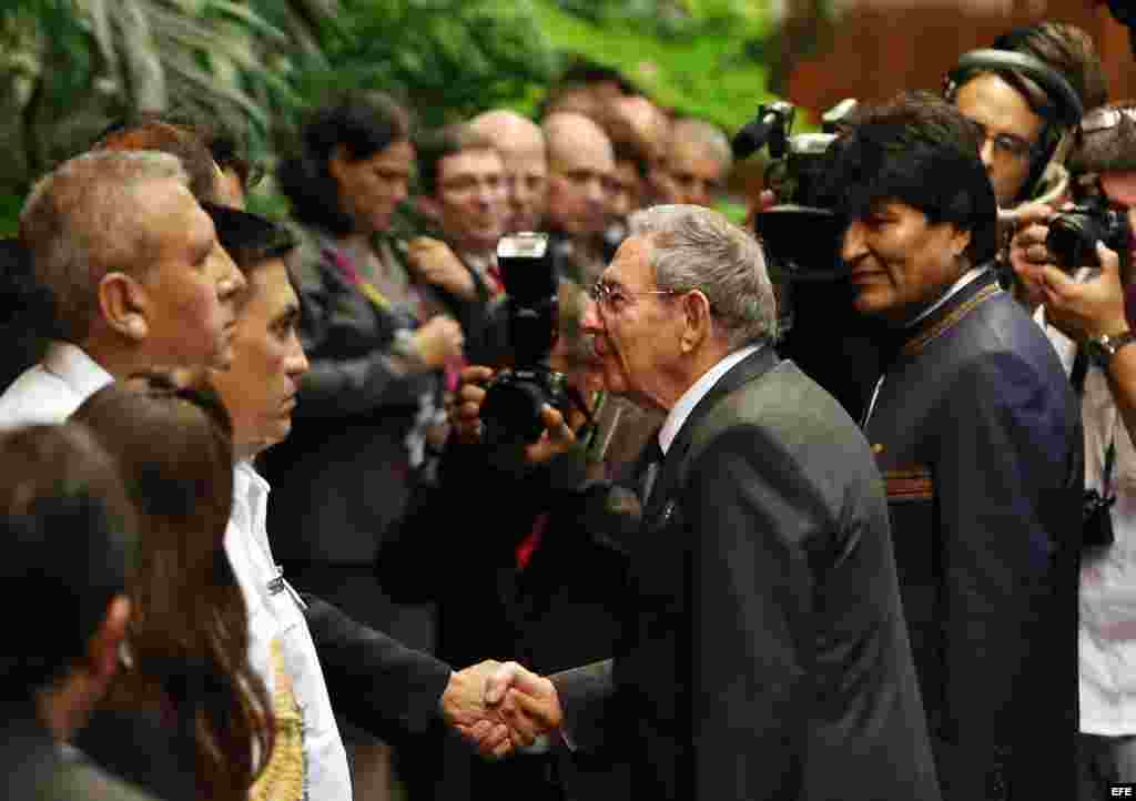 Raúl Castro da la bienvenida a Evo Morales tras la revista a las tropas formadas para la ceremonia oficial de recibimiento.