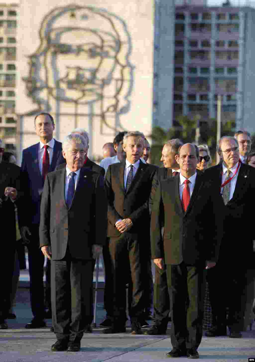 El presidente de Austria, Heinz Fischer (i), es acompañado por Rogelio Sierra (d), viceministro de Relaciones Exteriores de Cuba, en la ceremonia de colocacion de una ofrenda floral al héroe nacional cubano José Martí.