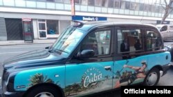 Unos 90 taxis como este circulan por Londres empapelados en publicidad turística cubana, buscando compensar la baja en los viajes de estadounidenses.