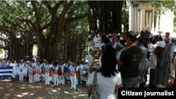 Reporta Cuba Combo de dos imágenes muestra de Damas y activistas en Parque Gandhi Abril 19 Foto Angel Moya.