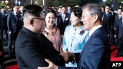El líder de Corea del Norte, Kim Jong Un (i), y el presidente de Corea del Sur, Moon Jae-in (d). (Archivo)