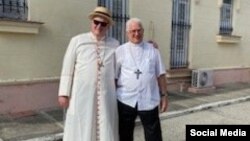 Cardenal Timothy Dolan junto al arzobispo de Santiago de Cuba. facebook.com/TimothyCardinalDolan