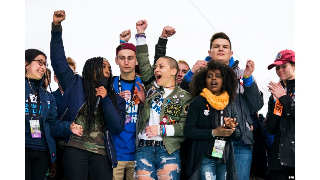 Emma Gonzalez (C) lidera la "Marcha por Nuestras Vidas", en Washington DC.