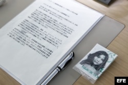 Una fotografía de Yaeko Taguchi, una víctima de secuestro norcoreana, permanece junto a un informe sobre el país asiático que realizó la Comisión de Investigación de la ONU sobre Corea del Norte.