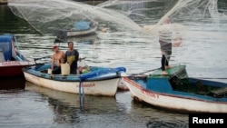 Pescadores en la bahía de La Habana el 17 de julio de 2019. (REUTERS/Alexandre Meneghini).
