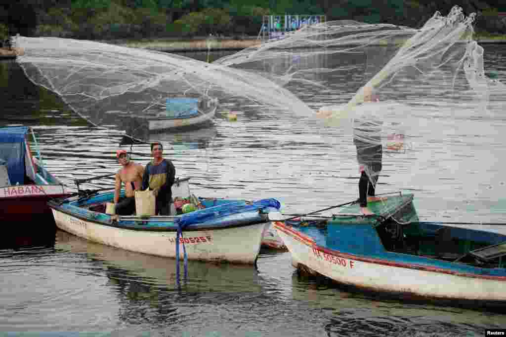 Pescadores en Coj&#237;mar. REUTERS/Alexandre Meneghini
