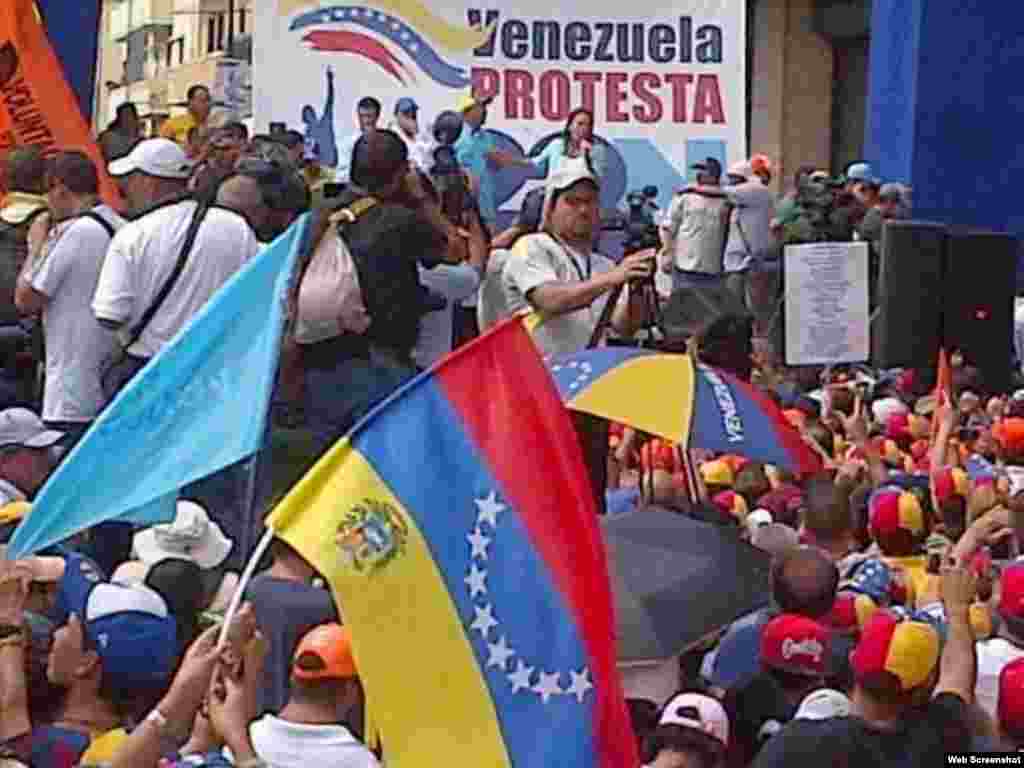 Venezolanos publican en twitter imágenes de las manifestaciones en Caracas (@mariacorinaya)