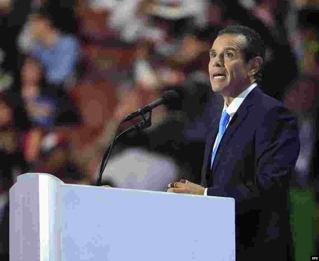 El exalcalde de Los ngeles Antonio Villaraigosa ofrece un discurso en el último día de la Convención Nacional Demócrata