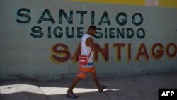 Un hombre caminando en las calles de Santiago de Cuba. (Yamil Lage/AFP).