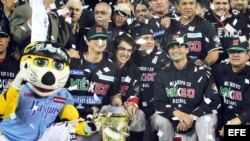 Los jugadores de México celebran el triunfo del equipo 4-3 ante Leones del Escogido de República Dominicana en la Serie del Caribe 2013. 