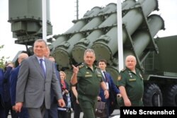 Borisov (izquierda) salió de las filas castrenses y se convirtió en todo un empresario-científico en la esfera armamentista.