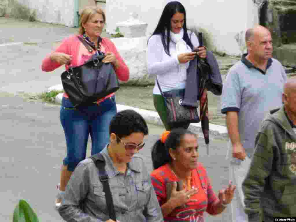 Mujeres y hombres que llegan al lugar, convocados por la Seguridad del Estado para repudiar a las Damas de Blanco y activistas de Derechos Humanos en La Habana, el 21 de enero de 2016. Foto cortesía Ángel Moya.
