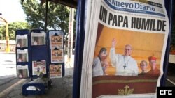 MAN01. MANAGUA (NICARAGUA), 14/03/2013.- La fotografía del papa Francisco saludando después de su elección encabeza hoy, jueves 14 de marzo de 2013, las primeras páginas de varios diarios en un puesto de venta de periódicos en Managua (Nicaragua). 