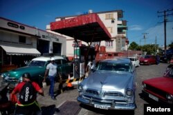 Autos hacen fila para echar combustible en una gasolinera de La Habana. REUTERS/Alexandre Meneghini