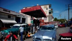 Autos hacen fila para echar combustible en una gasolinera de La Habana. (REUTERS/Alexandre Meneghini/Archivo)