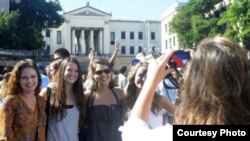 Estudiantes estadounidenses visitan la Universiad de La Habana. Archivo.