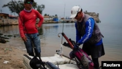 Pescadores cubanos en Cojímar / Foto: Alexandre Meneghini (Reuters)