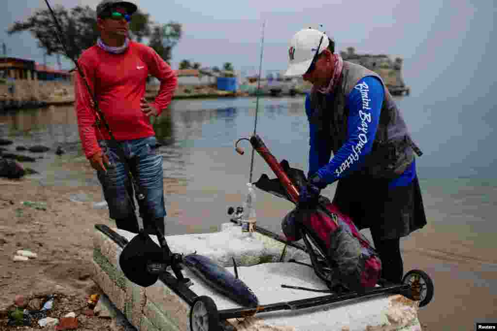 Pescadores en Coj&#237;mar. REUTERS/Alexandre Meneghini