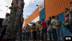 FFAA de Venezuela cuidando los establecimientos alimentarios. 