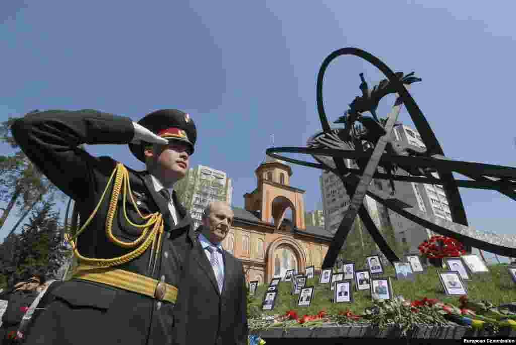 Soldado ucraniano rinde homenaje a las víctimas del accidente de Chernonil en el 29 aniversario.