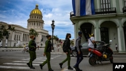 El gobierno militarizó las calles y desplegó sus fuerzas de choque durante la jornada cívica del 15N en Cuba. (YAMIL LAGE / AFP)
