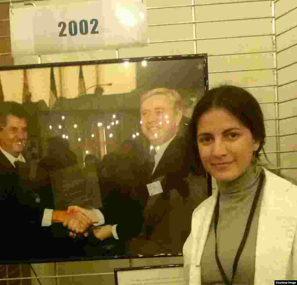 Rosa María Payá posa junto a la foto que muestra a su padre, Oswaldo Payá, en el momento en que recibió&nbsp; el Premio Sájarov.